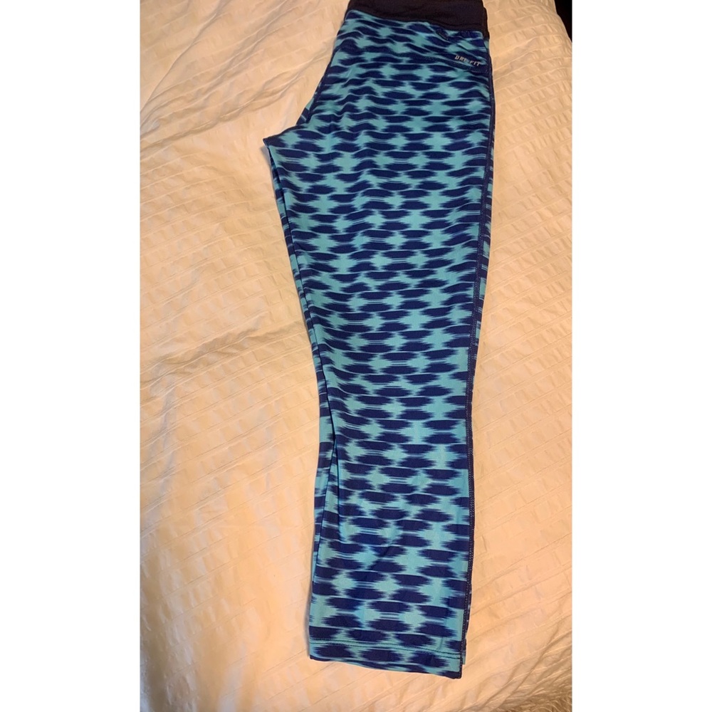 NIKE dri-fit cropped athletic leggings.🏃‍♀️
